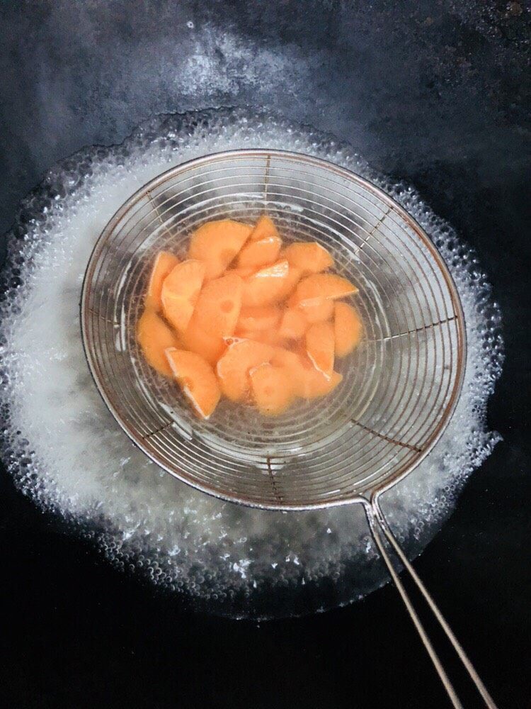 黄瓜木耳炒鸡蛋,胡萝卜焯烫一分钟左右。