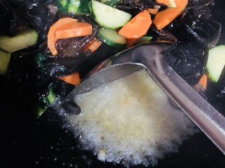 黄瓜木耳炒鸡蛋,加入适量开水，继续翻炒至黄瓜稍微变色