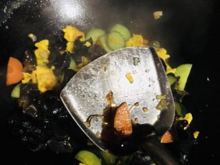 黄瓜木耳炒鸡蛋,加入适量盐和蚝油调味，继续翻炒均匀后装盘。