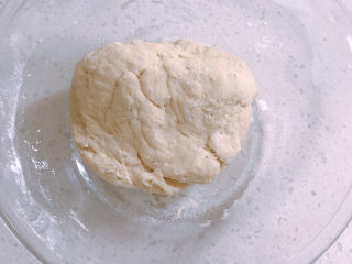 红枣红糖馒头,所有面粉都搅成絮状后用手揉成团