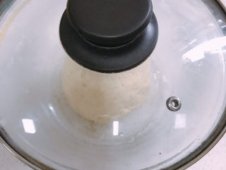红枣红糖馒头,盖上保鲜膜或锅盖发酵。