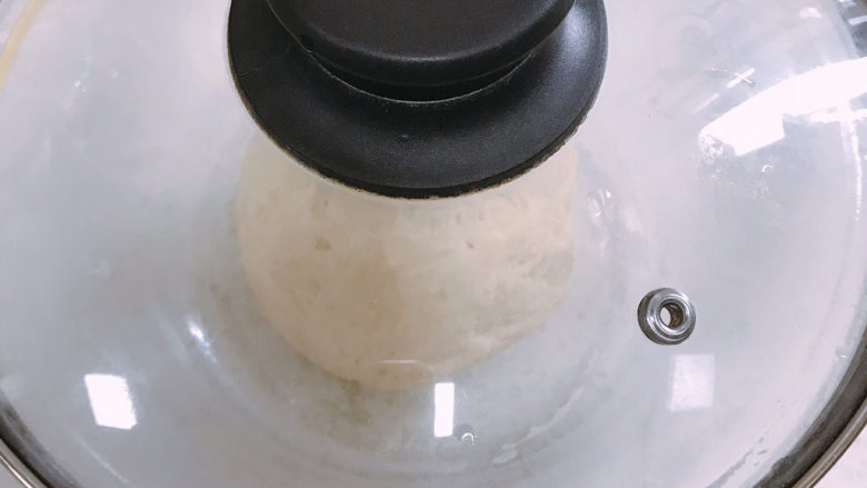 红枣红糖馒头,盖上保鲜膜或锅盖发酵。