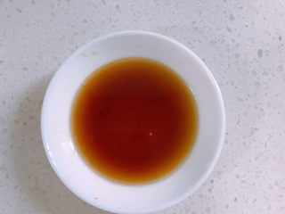 红枣红糖馒头,把红糖用温水融化。