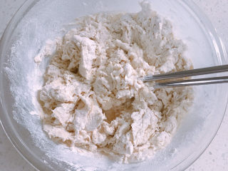 红枣红糖馒头,再把红糖水加入面粉一边倒一边用筷子搅。