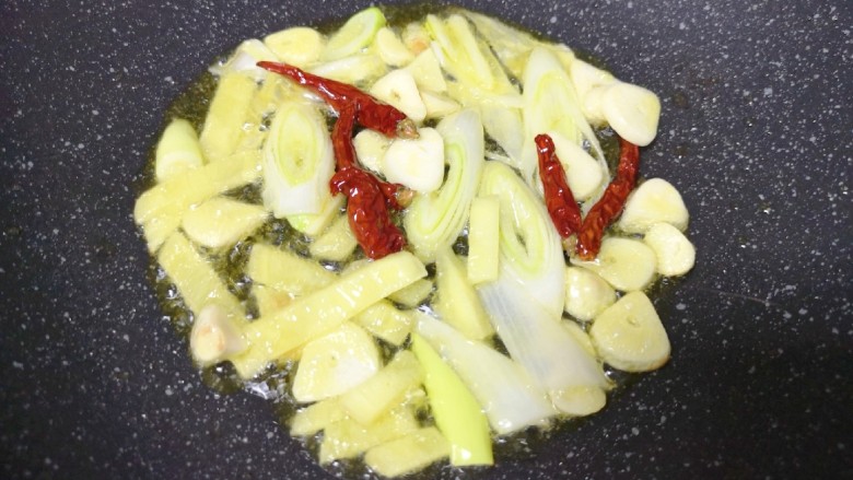 干锅藕片,炒锅内倒适量的食用油烧热，下入葱姜蒜和干红辣椒大火炒香。