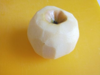 苹果饼,在切成四半去核。