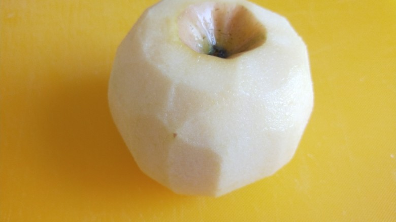苹果饼,在切成四半去核。