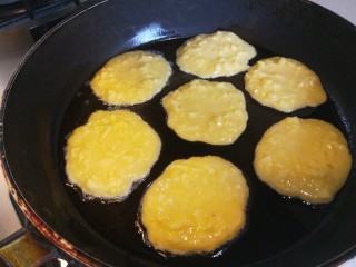 苹果饼,平底锅烧热倒入适量油，一勺一个摊成小饼。