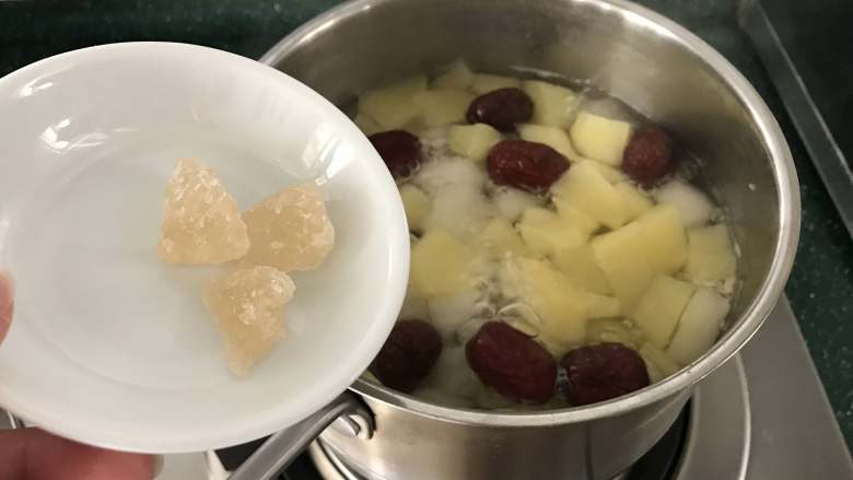 苹果梨子汤,接着放入冰糖调味，甜度根据各个喜好适量添加，煮至冰糖完全融化