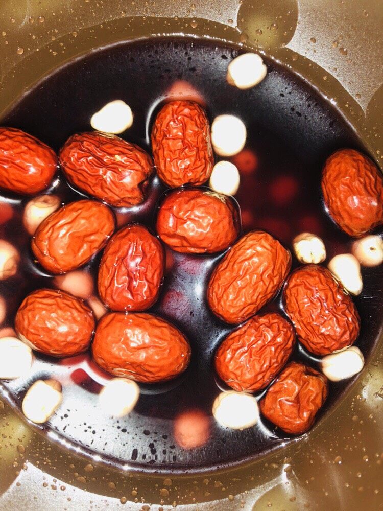 红枣黑米粥,将黑米、莲子、红枣放入锅内，放入适量的水。