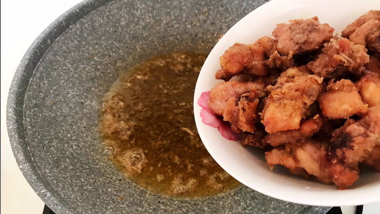 麻辣干锅鸡,把锅里的菜籽油继续加热