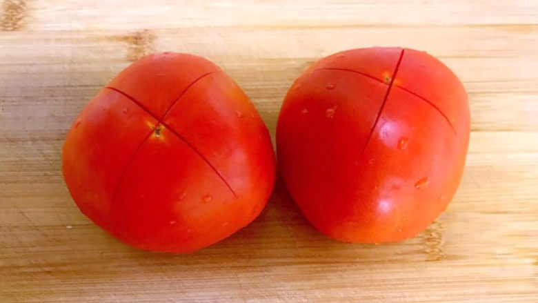 鸡蛋西红柿打卤面,在西红柿顶部切个十字
