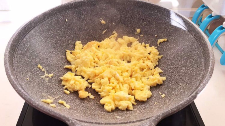 鸡蛋西红柿打卤面,油烧热后加入鸡蛋液，把鸡蛋炒成小块