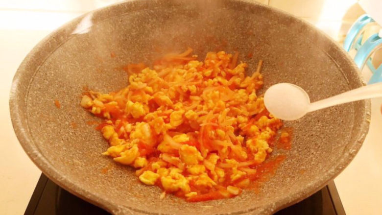 鸡蛋西红柿打卤面,加入精盐，翻炒均匀即可