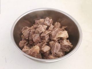红焖牛肉,把焯好的牛肉捞出来，用温水清洗干净