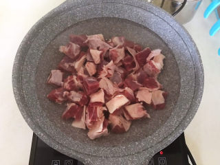 红焖牛肉,锅里加入冷水，加入牛肉