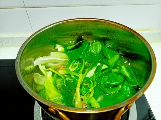 青椒炒豆腐、鸡肉、油菜,锅中放入适量油、盐，水开后放入油菜、菠菜焯水50秒