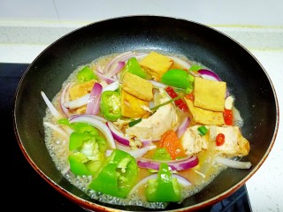 青椒炒豆腐、鸡肉、油菜,翻炒均匀放入鸡汤