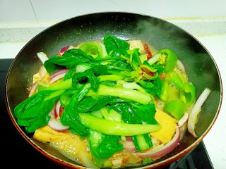 青椒炒豆腐、鸡肉、油菜,放入菠菜、油菜