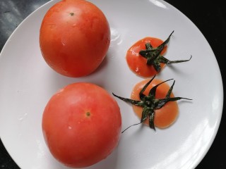 鸡蛋西红柿打卤面,切除番茄蒂