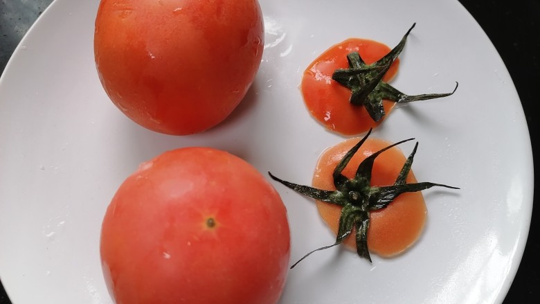 鸡蛋西红柿打卤面,切除番茄蒂