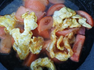 鸡蛋西红柿打卤面,将鸡蛋一同放入加入适量水