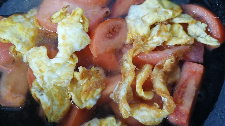 鸡蛋西红柿打卤面,将鸡蛋一同放入加入适量水
