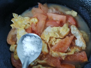 鸡蛋西红柿打卤面,加入适量盐调味
