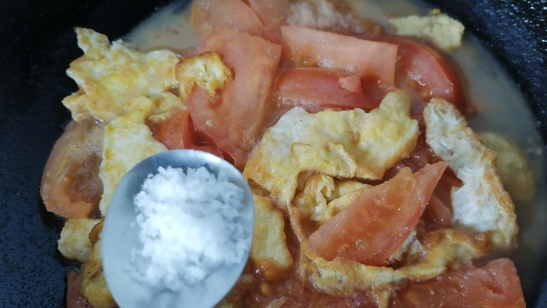 鸡蛋西红柿打卤面,加入适量盐调味