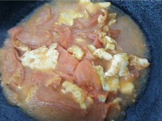 鸡蛋西红柿打卤面,煮至番茄汤汁浓稠即可关火