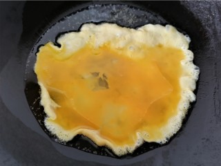 鸡蛋西红柿打卤面,将蛋液倒入锅内