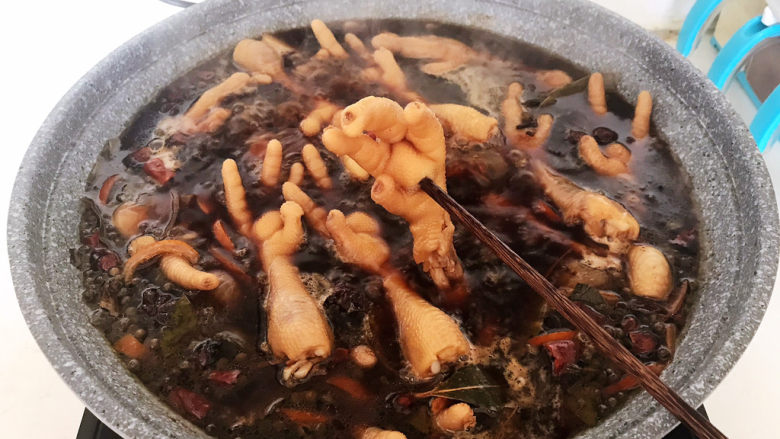 麻辣卤鸡爪,煮至鸡爪能用筷子穿透即可，关火后继续浸泡至汤汁凉透