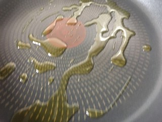 红糖麻糍,平底锅里放入适量的油