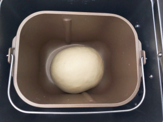 椰丝小面包,在面包机中发酵。
