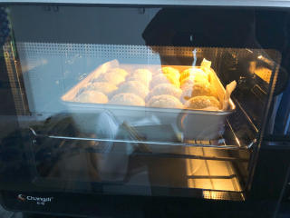 椰丝小面包,放入预热好的烤箱170度，中层，上下火20分钟。