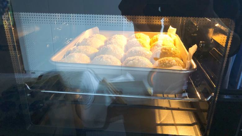 椰丝小面包,放入预热好的烤箱170度，中层，上下火20分钟。