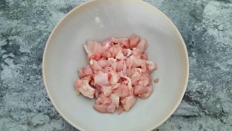 麻辣干锅鸡,加入半勺盐，用手抓匀颜值半小时左右