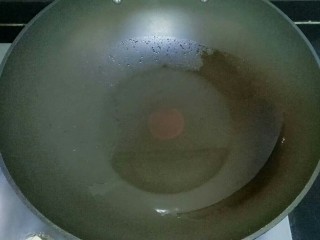 红糖麻糍,锅中放入适量油，中小火