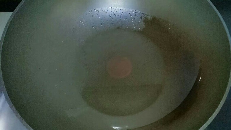 红糖麻糍,锅中放入适量油，中小火