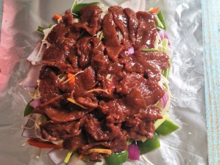 红焖牛肉,上面铺上腌好的牛肉