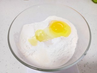 黄金小馒头,加入白糖，打入鸡蛋