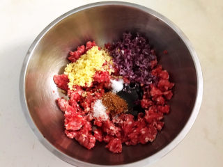 冬瓜肉丸汤,加入花椒粉，生抽，精盐，葱姜末