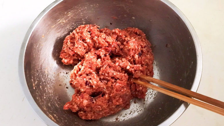 冬瓜肉丸汤,顺着一个方向调匀，把肉馅搅拌至上劲儿