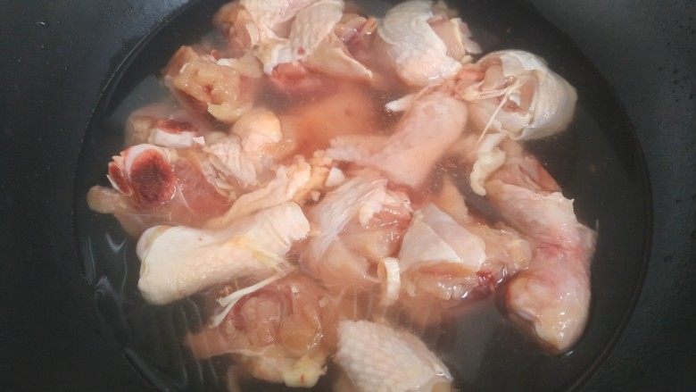 麻辣干锅鸡,锅中放入适量清水，冷水下入鸡腿
