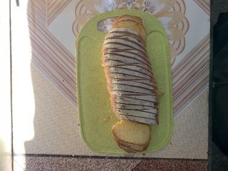 蒜香脆面包片,面包切片备用。一般吐司片的厚度。