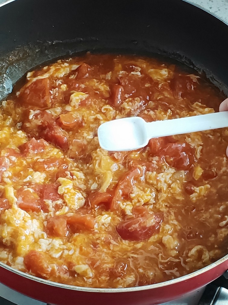 鸡蛋西红柿打卤面,加入一勺咸盐