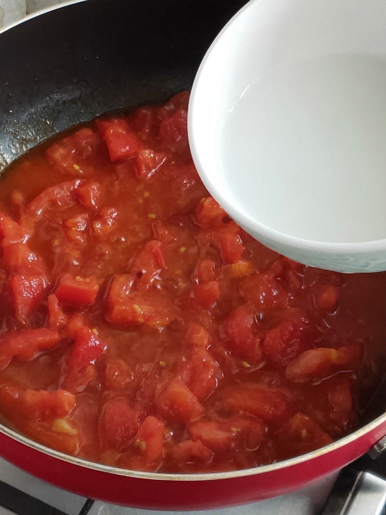 鸡蛋西红柿打卤面,加入半碗水淀粉