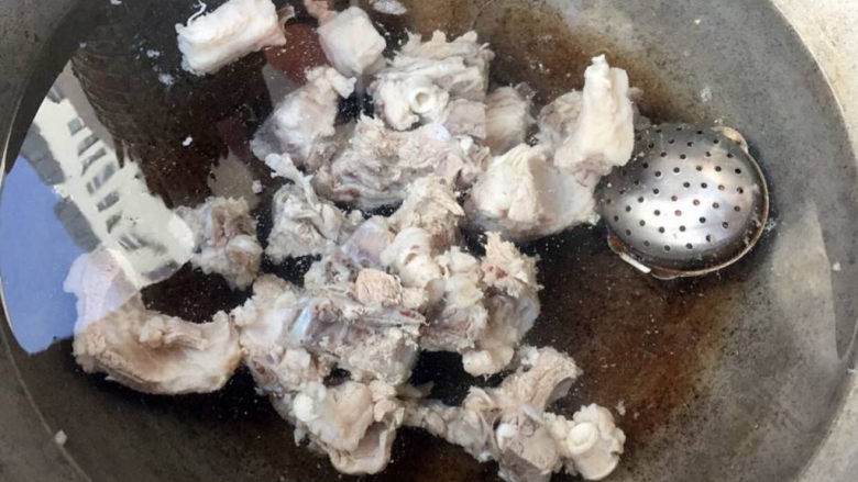 羊骨头汤,锅中倒入适量清水放入羊骨头和调味盒大火煮起来
