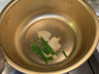 猪肝菠菜汤,放入姜片和葱段，中小火煎出味道