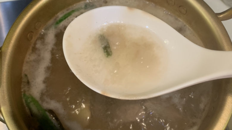猪肝菠菜汤,中途把煮出来的浮沫捞除